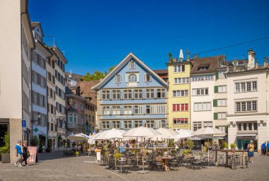 Protestan Fraumunster Kilisesi 'nin uzun çan kulesi ve büyük saati Munsterbrucke' den ya da eski Zürih, İsviçre 'deki Munster Köprüsü' nden görülebiliyor. 9. yüzyıldan kalma..
