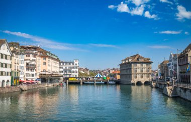 17. yüzyıl Rathaus (belediye binası) ve Weinplatz yakınlarındaki tarihi Zürih, İsviçre 'deki Limmat Nehri kıyısındaki diğer binalar..