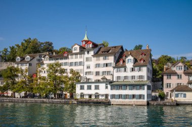 İsviçre 'nin orta Zürih kentindeki Limmat nehrinin kıyılarını kaplayan tarihi çok katlı binalar..