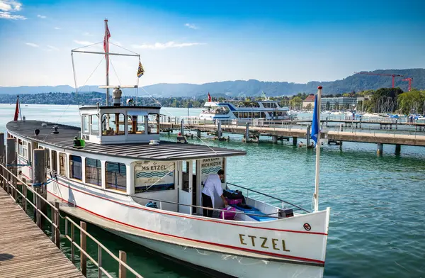 1926 model MS Etzel yolcu gemisi İsviçre, Zürih 'teki Zürih Gölü' ne demirlemiştir. Göldeki en eski teknelerden biridir..