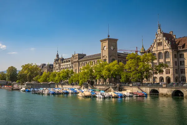 Stadthausquai boyunca demirlemiş tekneler ve Limmat Nehri, Zürih, İsviçre 'deki büyük binaların yanında.