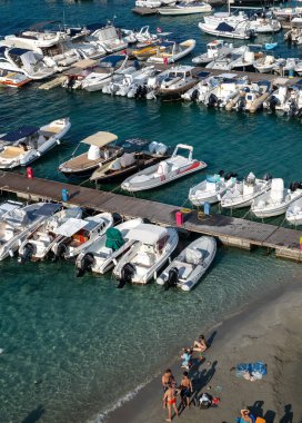 Yelkenli ve diğer eğlence gemileri Otranto, Apulia, İtalya 'daki Otrano Limanı' nda demirlemiş..
