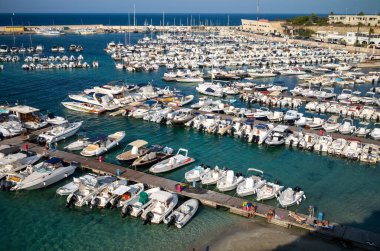 Yelkenli ve diğer eğlence gemileri Otranto, Apulia, İtalya 'daki Otrano Limanı' nda demirlemiş..