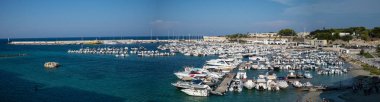 Yelkenli ve diğer eğlence gemileri Otranto, Apulia, İtalya 'daki Otrano Limanı' nda demirlemiş..