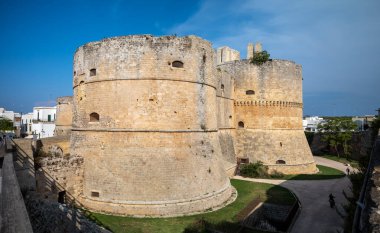 Otrano Kalesi, 15. yüzyılda Aragonese hanedanı tarafından inşa edilmiş, Otranto, Apulia, İtalya.