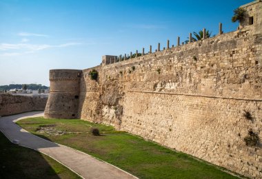 15. yüzyılda Aragonese hanedanı, Otranto, Apulia, İtalya tarafından inşa edilen Otrano Kalesi 'nin dış savunma duvarı..