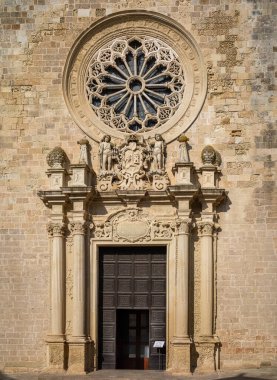 Romanesque Otrano Katedrali 'nin önündeki kapı ve gül penceresi. Katolik bazilikası 11. yüzyıla dayanıyor ve İtalya 'nın Otranto, Apulia kentinde bulunuyor..