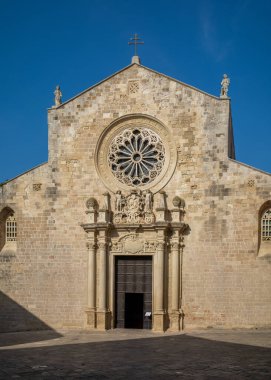 Romanesque Otrano Katedrali 'nin önünde. Katolik bazilikası 11. yüzyıla dayanıyor ve İtalya 'nın Otranto, Apulia kentinde bulunuyor..