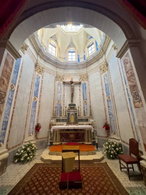 Roma Otranto Katedrali 'nin önünde. Katolik bazilikası 11. yüzyıla dayanıyor ve İtalya 'nın Otranto, Apulia kentinde bulunuyor..