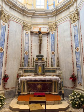 Roma Otranto Katedrali 'nin önünde. Katolik bazilikası 11. yüzyıla dayanıyor ve İtalya 'nın Otranto, Apulia kentinde bulunuyor..