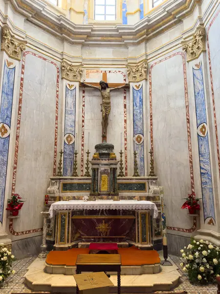 Roma Otranto Katedrali 'nin önünde. Katolik bazilikası 11. yüzyıla dayanıyor ve İtalya 'nın Otranto, Apulia kentinde bulunuyor..
