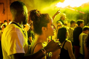 İtalya 'nın Apulia kentindeki bir köy olan Depressa' daki meydanda gece yarısı açık hava konserine ev sahipliği yapan genç bir etnik çift..