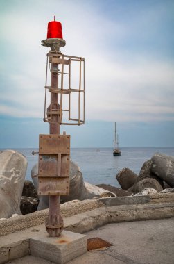 Apulia, İtalya 'daki Castro Marina' nın girişindeki dalgakıranın sonunda bulunan kırmızı navigasyon feneri..