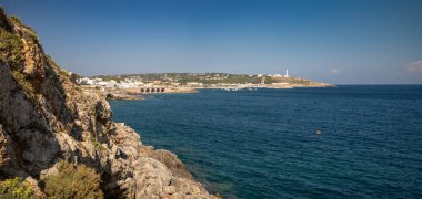 Koyun karşısındaki Ristola Point 'ten Santa Maria di Leuca' ya Santa Maria Finibus Terrae ve Leuca Lighthouse 'a doğru manzara, Lecce, Apulia, İtalya