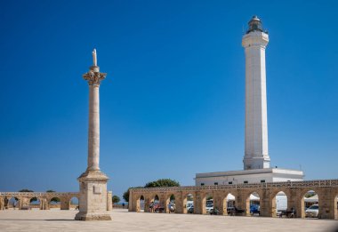 Santa Maria di Leuca Deniz Feneri 1789 St. Peter Sütununun yanındaki Basilica Santa Maria Finibus Terrae, Santa Maria di Leuca, Lecce Eyaleti, Apulia, İtalya