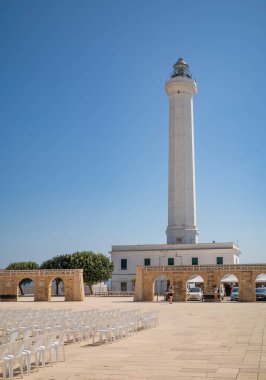 Beyaz Cape Santa Maria di Leuca Deniz feneri Basilica Santa Maria Finibus Terrae 'deki avludan görüldü Santa Maria di Leuca, Lecce, Apulia, İtalya.