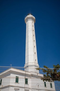 Beyaz Cape Santa Maria di Leuca Deniz feneri Santa Maria di Leuca yakınlarındaki uçurumların tepesinde, Lecce vilayeti, Apulia, İtalya.
