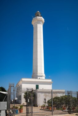 Beyaz Cape Santa Maria di Leuca Deniz feneri Santa Maria di Leuca yakınlarındaki uçurumların tepesinde, Lecce vilayeti, Apulia, İtalya.