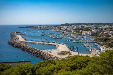 Leuca Marina ve İtalya 'nın Lecce ilindeki Santa Maria di Leuca kasabasına bakan bir manzara.