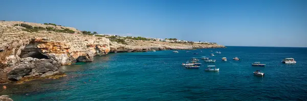 İtalya 'nın Lecce ilindeki Santa Maria di Leuca yakınlarındaki mağara girişlerinde turistik gezi tekneleri toplandı.