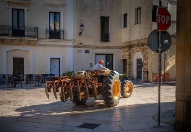 İtalyan bir çiftçi traktörü Presicce, Lecce Eyaleti, Apulia, İtalya 'ya bağlı..