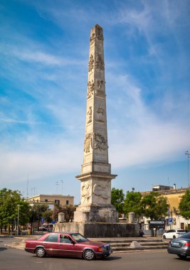 İtalya 'nın antik şehri Lecce, Apulia' daki Napoli Kapısı 'nın 1769 Obelisk' i. Giuseppe Zimbalo tarafından tasarlanmış ve Bourbon Kralı IV. Ferdinand 'ın Lecce' yi ziyaret etmesi anısına inşa edilmiştir..