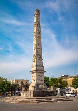 İtalya 'nın antik şehri Lecce, Apulia' daki Napoli Kapısı 'nın 1769 Obelisk' i. Giuseppe Zimbalo tarafından tasarlanmış ve Bourbon Kralı IV. Ferdinand 'ın Lecce' yi ziyaret etmesi anısına inşa edilmiştir..