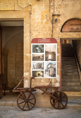 İtalya, Lecce 'deki antik bir binada bulunan Faggiano Arkeoloji Müzesi' nin dışında antik bir tahta bisiklet..