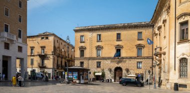 Piazza Castromediano manzarası. İtalya 'nın antik Lecce şehrinin kalbinde güzel bir meydan..