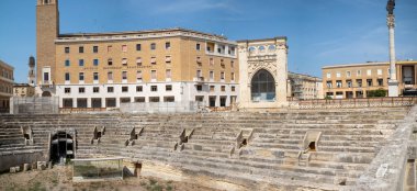İtalya 'nın antik Lecce kentinin göbeğindeki 2. Yüzyıl Roma amfitiyatrosunun manzarası. Amfitiyatro 19. yüzyılda kısmen gün ışığına çıkarıldı..