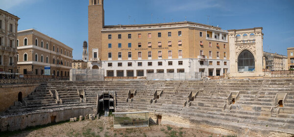 Панорама римского амфитеатра II века в сердце древнего города Лечче, Апулия, Италия. Амфитеатр был частично раскопан в XIX веке..