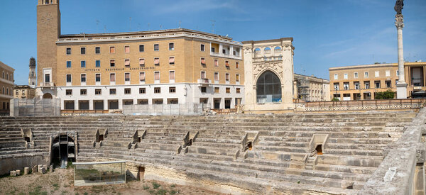 Панорама римского амфитеатра II века в сердце древнего города Лечче, Апулия, Италия. Амфитеатр был частично раскопан в XIX веке..
