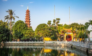 Bao Thap ya da Bao Kulesi olarak bilinen 15 metre yüksekliğindeki stupa ve Batı Gölü 'ndeki Tran Quoc Pagoda' nın girişi, Hanoi, Vietnam. Pagoda tarihi 6. yüzyıla dayanır ve stupa 1998 yılında inşa edilmiştir..