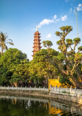 Bao Thap ya da Bao Kulesi olarak bilinen 15 metre yüksekliğindeki stupa ve Batı Gölü 'ndeki Tran Quoc Pagoda' nın girişi, Hanoi, Vietnam. Pagoda tarihi 6. yüzyıla dayanır ve stupa 1998 yılında inşa edilmiştir..