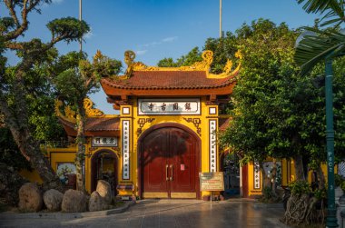 Batı Gölü, Hanoi, Vietnam 'daki antik Budist Tran Quoc Pagoda' nın süslü sarı girişinde sabahın erken saatlerinde.