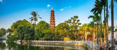 Bao Thap ya da Bao Kulesi olarak bilinen 15 metre yüksekliğindeki stupa ve Batı Gölü 'ndeki Tran Quoc Pagoda' nın girişi, Hanoi, Vietnam. Pagoda tarihi 6. yüzyıla dayanır ve stupa 1998 yılında inşa edilmiştir..