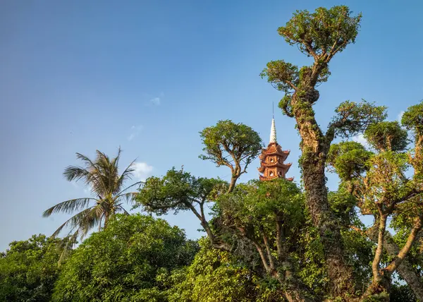 Bao Thap ya da Bao Kulesi olarak bilinen 15 metre yüksekliğindeki stupa ve Batı Gölü 'ndeki Tran Quoc Pagoda' nın girişi, Hanoi, Vietnam. Pagoda tarihi 6. yüzyıla dayanır ve stupa 1998 yılında inşa edilmiştir..