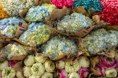 Hediye paketi nilüfer çiçekleri (Nelumbo nucifera), ortanca (Hydrangeaceae) ve diğer çiçekler Hanoi, Vietnam 'da yol kenarında satılıktır..