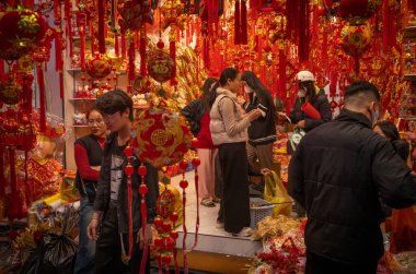 İnsanlar Tet ya da Lunatr Yeni Yılı için alışveriş yapıyor, Hang Ma 'daki dekorasyonlar, Hanoi, Vietnam' ın eski çeyreğinde. Yılan Yılı 'ndan önce cadde kırmızı renkle kaplandı..
