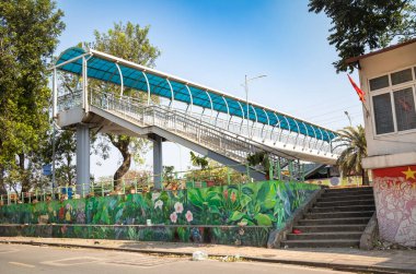 Meşgul Yen Phu Yolu üzerinde modern bir köprü Hanoi, Vietnam 'ı Kızıl Nehir' den koruyan ana lezbiyenlerden biri boyunca uzanıyor..
