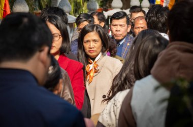 Budistler, yeni ayın ilk günü dua etmek için eski Tran Quoc tapınağına varırlar, ya da Tet, Hanoi, Vietnam 'a..