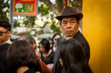 Yeni yılın ilk günü Tran Quoc Pagoda 'daki Budist tapınmacılar arasında Vietnamlı bir adam ya da Vietnam' ın Hanoi şehrindeki Tet..