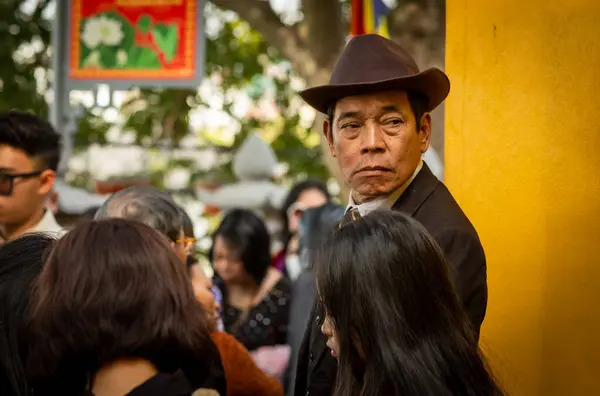 Yeni yılın ilk günü Tran Quoc Pagoda 'daki Budist tapınmacılar arasında Vietnamlı bir adam ya da Vietnam' ın Hanoi şehrindeki Tet..