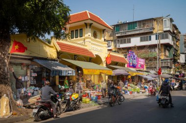 Chau Long market binası ve tezgahları gıda, sebze ve ev eşyaları satıyor, Hanoi, Vietnam.