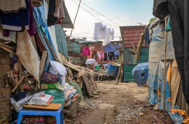 Hanoi, Vietnam 'daki Long Bien köprüsünün yanındaki gecekondu mahallesinde metal barakalar, enkaz ve giysiler kuruyor..