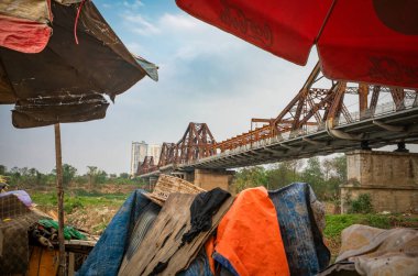 Hanoi, Vietnam 'da gecekondu mahallesinden görülen Long Bien köprüsü..