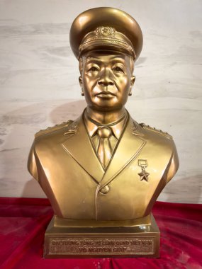 Ünlü Vietnam Ordusu Generali Vo Nguyen Giap 'ın askeri üniformasını giymiş büyük bir baskını, Hanoi, Vietnam.