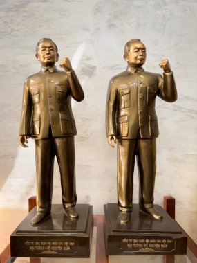 Ünlü Vietnam Ordusu Generali Vo Nguyen Giap 'ın askeri üniformasını giymiş büyük bir baskını, Hanoi, Vietnam.