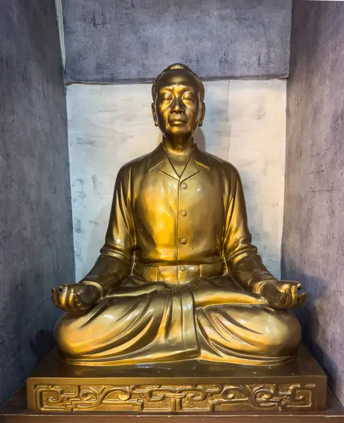 Ünlü Vietnam Ordusu Generali Vo Nguyen Giap 'ın gözleri kapalı Budist nilüfer pozisyonunda oturan büyük bir pirinç heykeli, Hanoi, Vietnam.