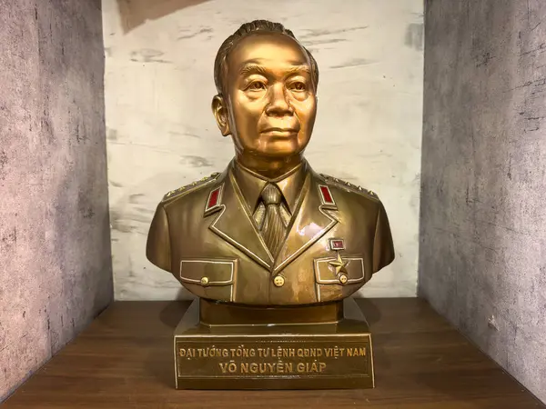 Ünlü Vietnam Ordusu Generali Vo Nguyen Giap 'ın askeri üniformasını giymiş büyük bir baskını, Hanoi, Vietnam.